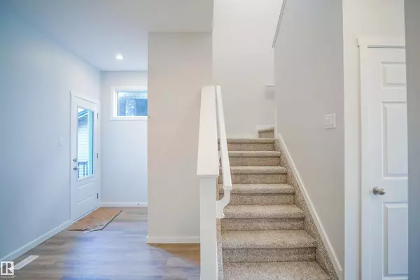 Edmonton, AB T6T 2V2,936 18 AV NW