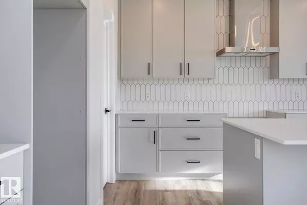 Spruce Grove, AB T7X 4G8,6 ELIS LI