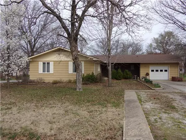 330 Locust ST, Mound City, KS 66056