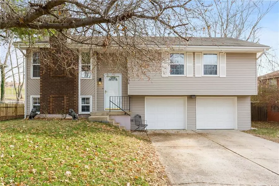 308 NE Lakeview DR, Blue Springs, MO 64014