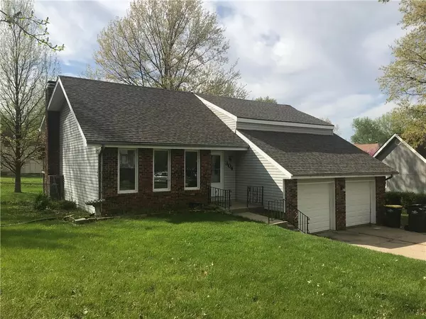 304 Bittersweet LN, Lansing, KS 66043