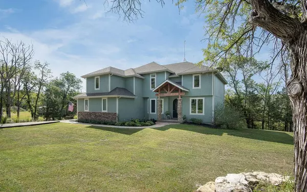 17158 Feather LN, Tonganoxie, KS 66086