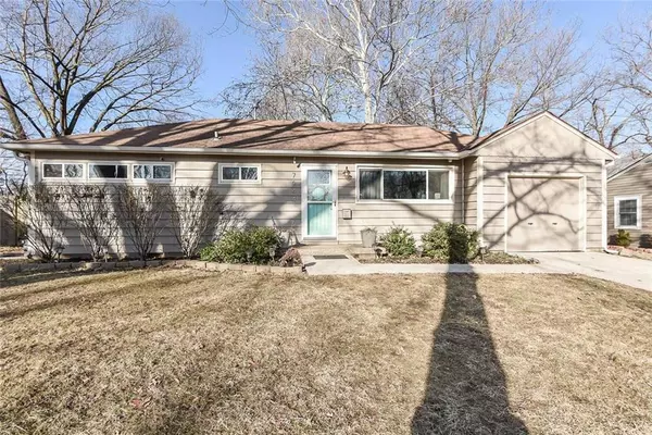 7944 Maple ST, Prairie Village, KS 66208