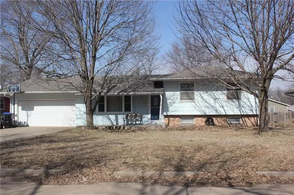 1832 SW 36th TER, Topeka, KS 66611