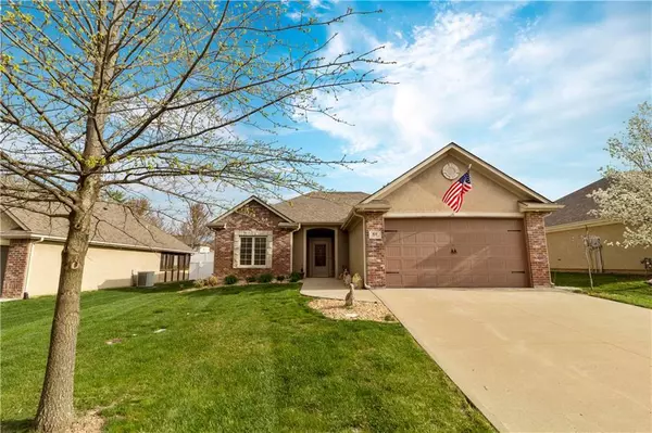 814 NW Cedar LN, Grain Valley, MO 64029