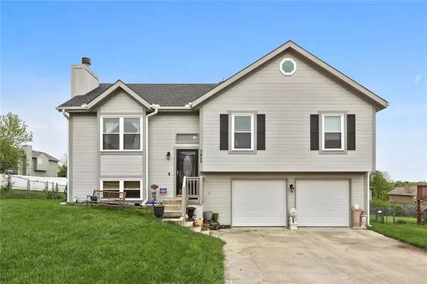 1605 Johnston DR, Raymore, MO 64083