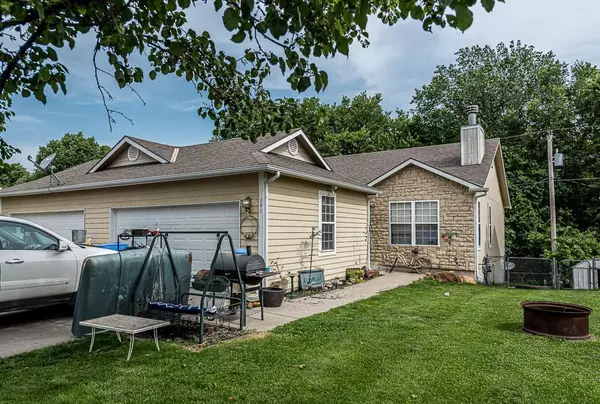 341 E 12th ST, Tonganoxie, KS 66086