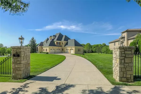 7905 N Shoal Creek Valley DR, Kansas City, MO 64157