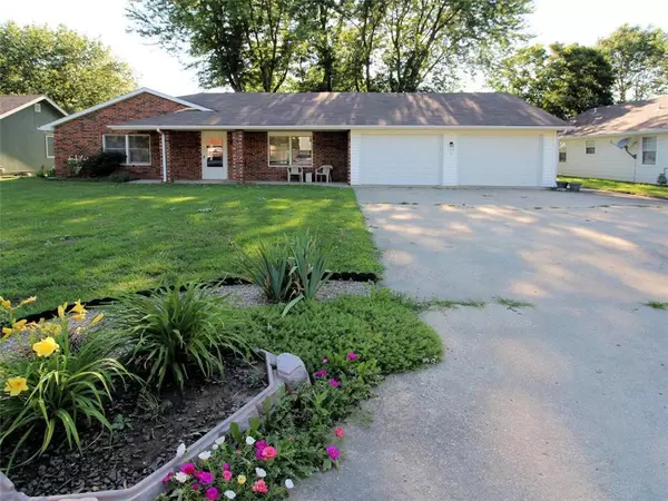 120 S Village TER, Tonganoxie, KS 66086