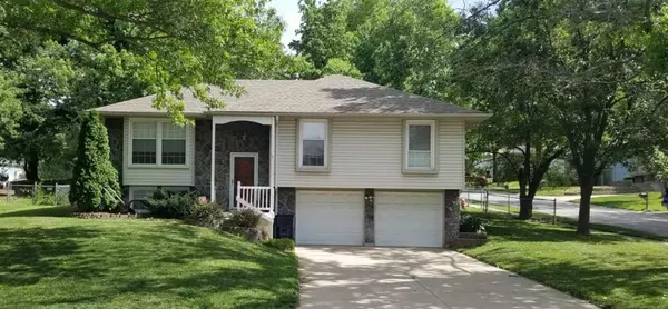 921 NE Locust DR, Blue Springs, MO 64014