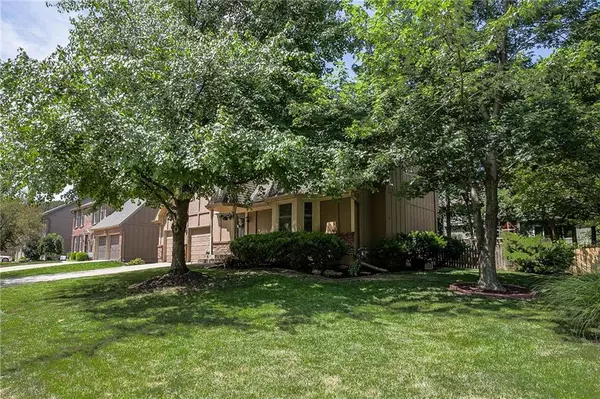 Lenexa, KS 66219,8402 Twilight LN