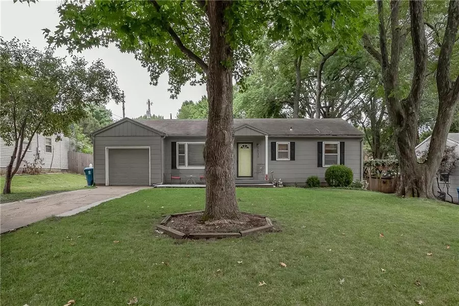 5615 W 81st ST, Prairie Village, KS 66208