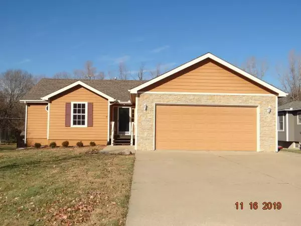 15576 Crestwood DR, Basehor, KS 66007