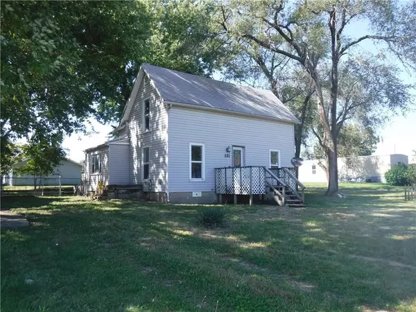 121 Eisenhower RD, Baldwin City, KS 66006