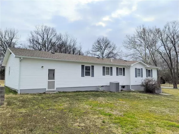 13871 E Noah RD, Nevada, MO 64772