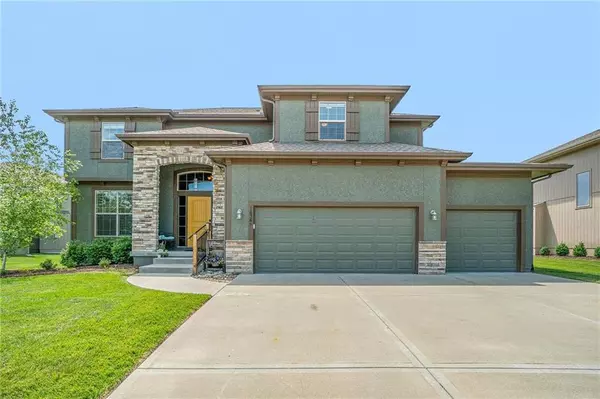 16368 S Locust ST, Olathe, KS 66062