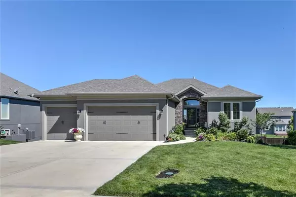 2294 W Trail DR, Olathe, KS 66061