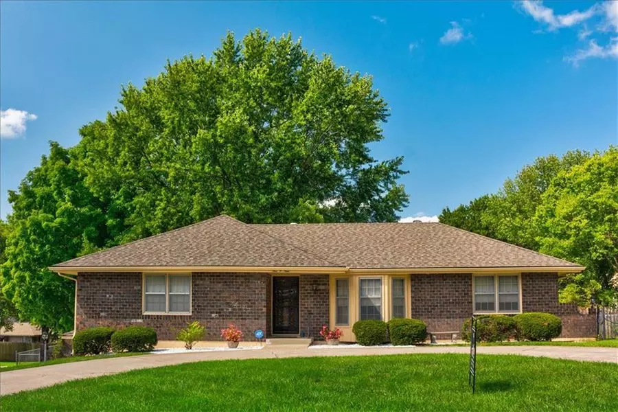 509 Country Club, Blue Springs, MO 64014