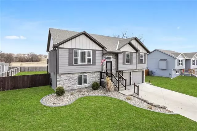 517 Silvertop LN, Raymore, MO 64083