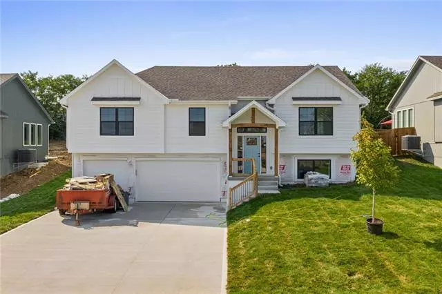 710 Ridge Crest DR, Raymore, MO 64083