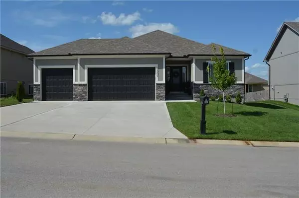 1302 Hickorywood, Grain Valley, MO 64029