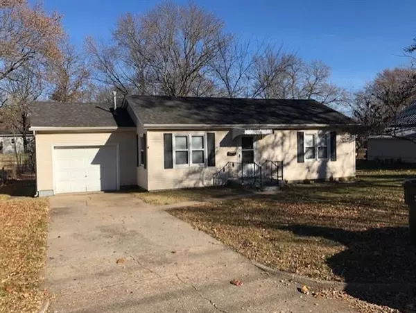 1306 W Hickory ST, Nevada, MO 64772