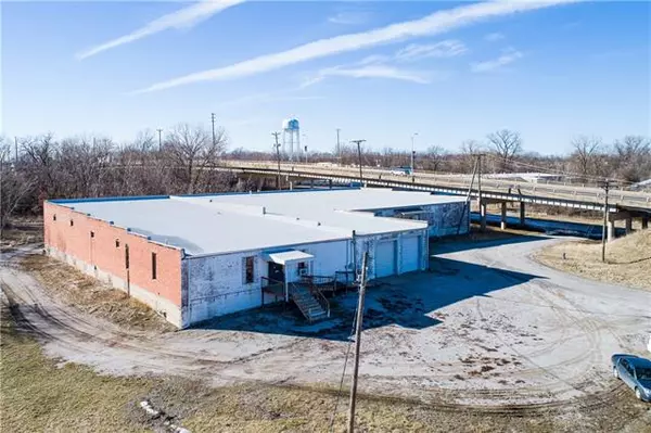 900-904 E Underpass ST, Nevada, MO 64772