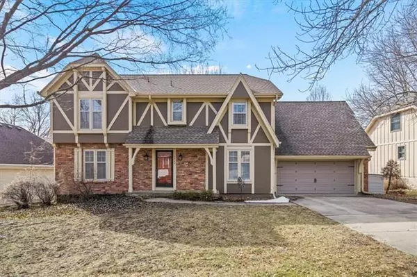 10400 Oakmont ST, Overland Park, KS 66215