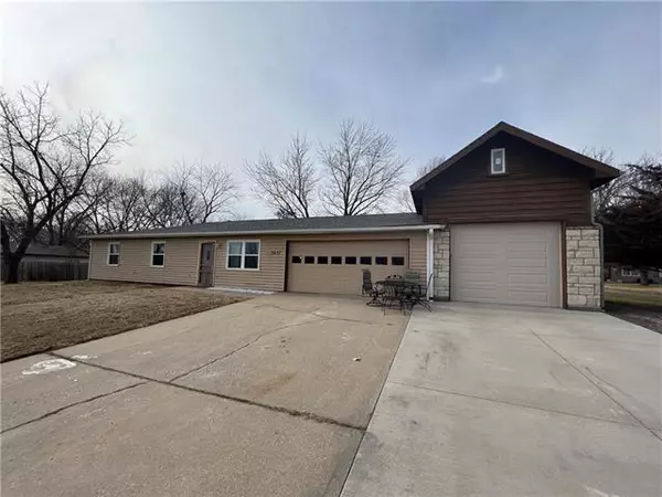 2637 Rawhide LN, Lawrence, KS 66046