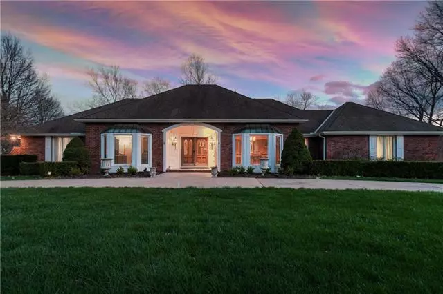 204 NW Golfview DR, Blue Springs, MO 64014