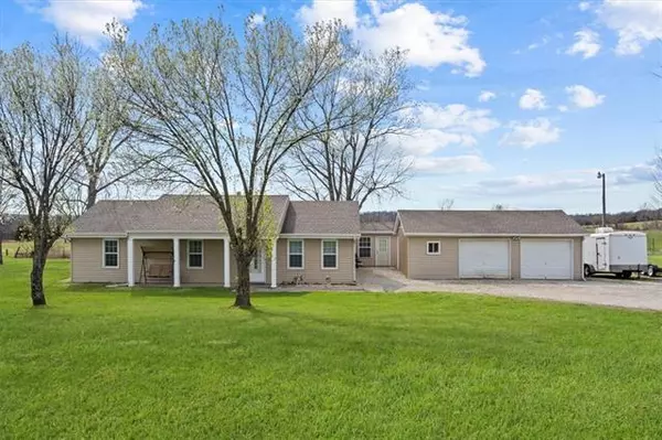 19911 211th ST, Tonganoxie, KS 66086