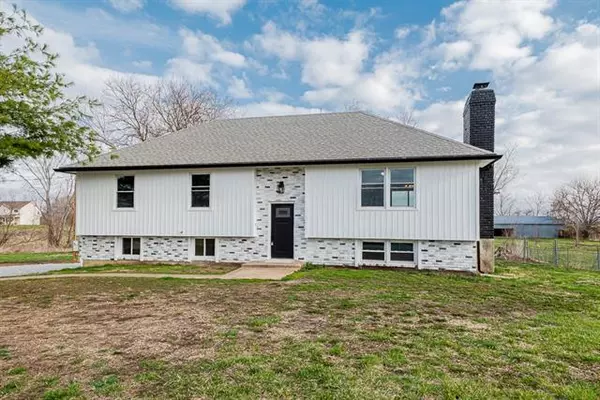 20610 Parallel RD, Tonganoxie, KS 66086