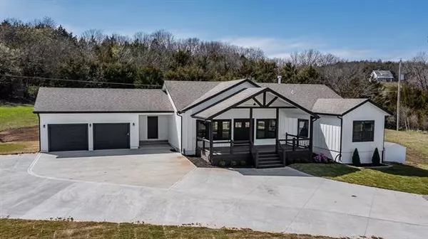 440 Smiley RD, Tonganoxie, KS 66086