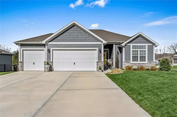 712 Pine CT, Basehor, KS 66007