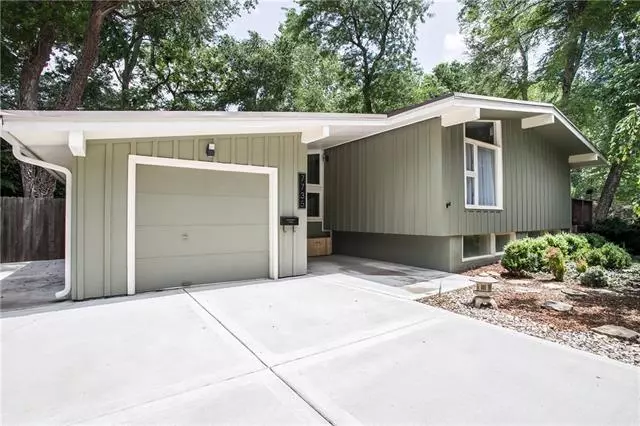 7735 Fairway ST, Prairie Village, KS 66208