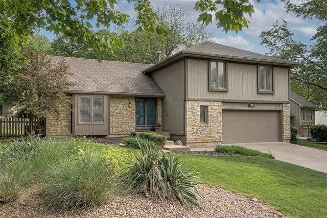 9019 Greenway LN, Lenexa, KS 66215