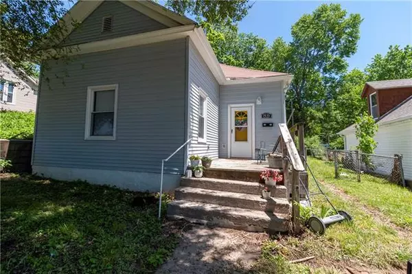 St Joseph, MO 64505,2015 Main ST