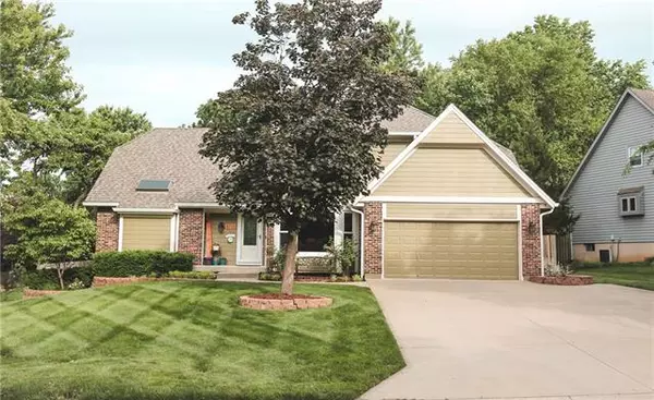 8715 W 116th TER, Overland Park, KS 66210