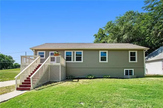 913 Splitlog ST, Kansas City, KS 66101