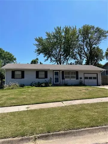 3201 SW 30th ST, Topeka, KS 66614