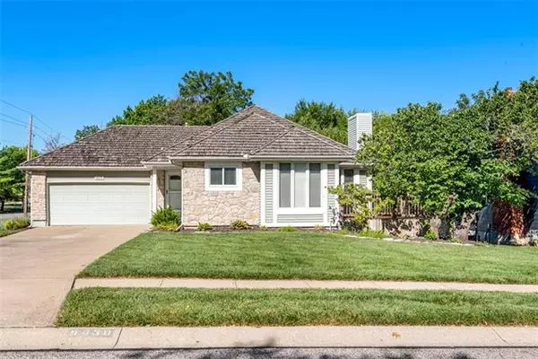 9430 Greenway LN, Lenexa, KS 66215