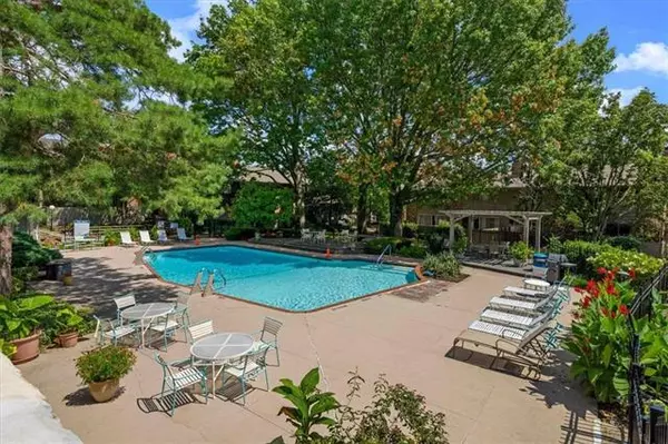 8718 Metcalf AVE #101, Overland Park, KS 66212