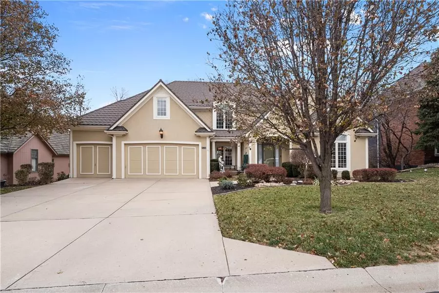 8126 Clearwater PT, Parkville, MO 64152