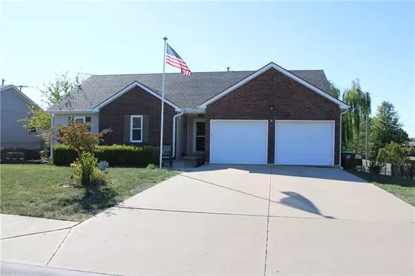 2411 Twin Oaks DR, Harrisonville, MO 64701