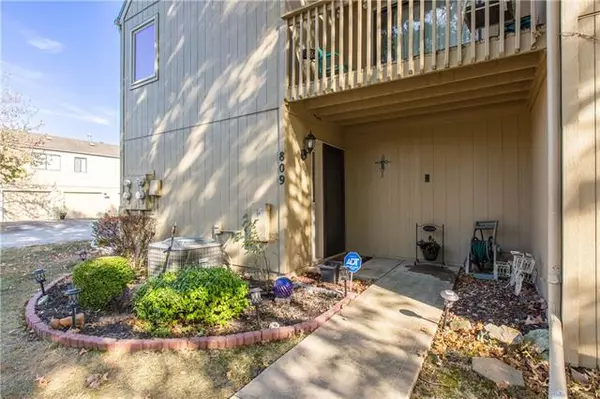 809 E 121 TER, Kansas City, MO 64146