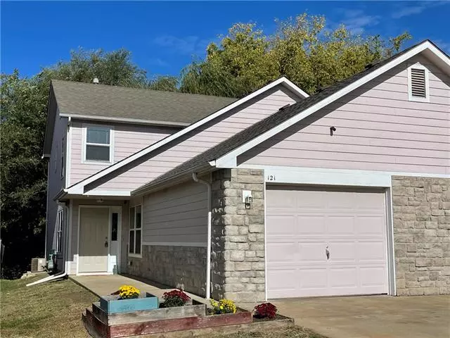 121 Silver Leaf LN, Baldwin City, KS 66006