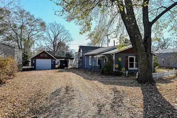 108 W 3rd ST, Tonganoxie, KS 66086