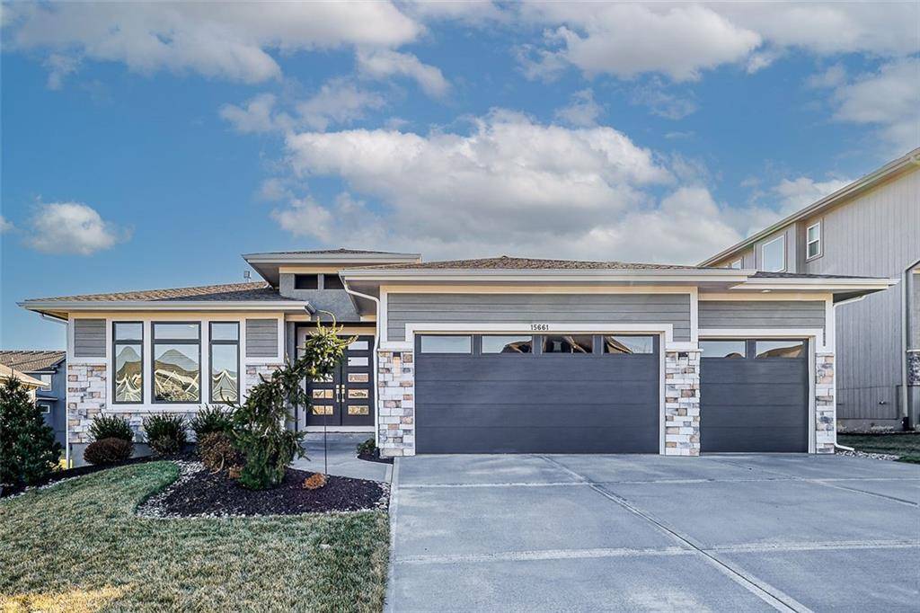 15661 W 165th TER, Olathe, KS 66062