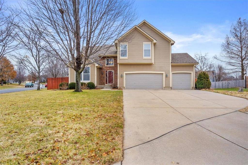 15225 W 139th TER, Olathe, KS 66062