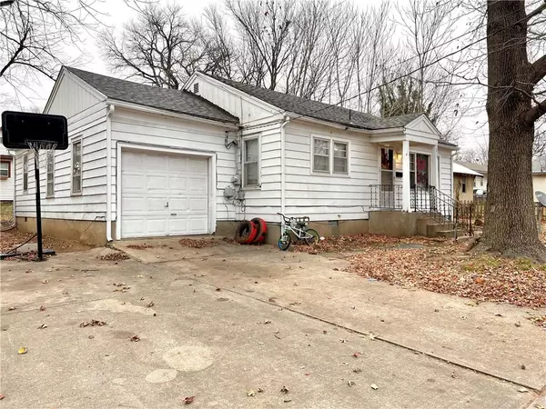 310 W Hickory ST, Nevada, MO 64772